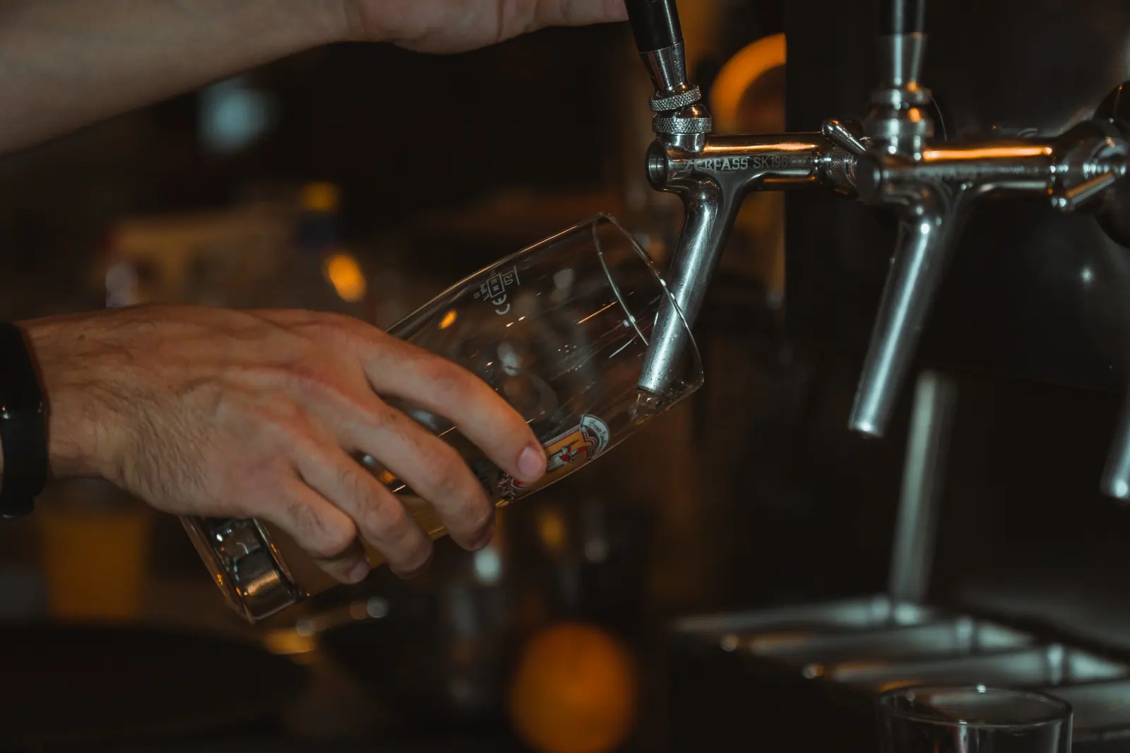 Bier wird am UNIKUM-Tresen gezapft