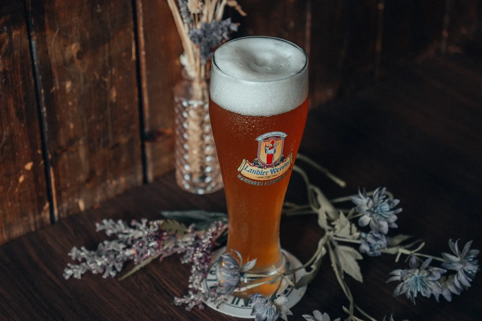 Weißbier auf dem Holztisch