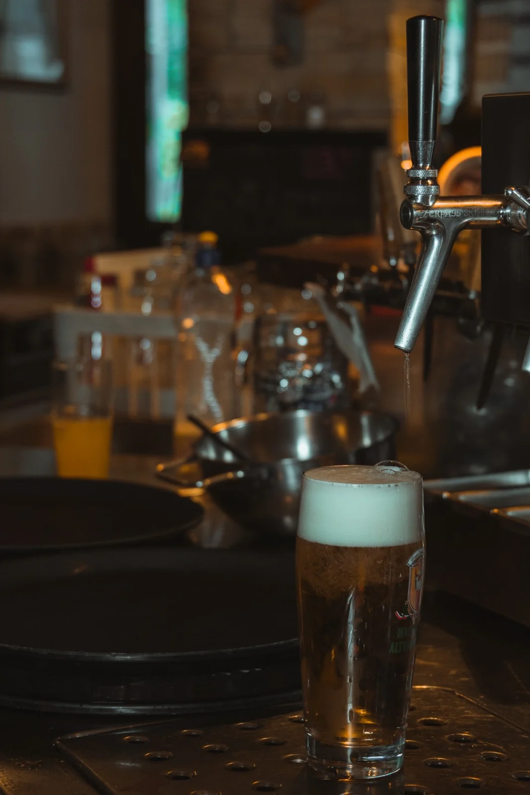 Frisch gezapftes Bier in der UNIKUM Gaststube